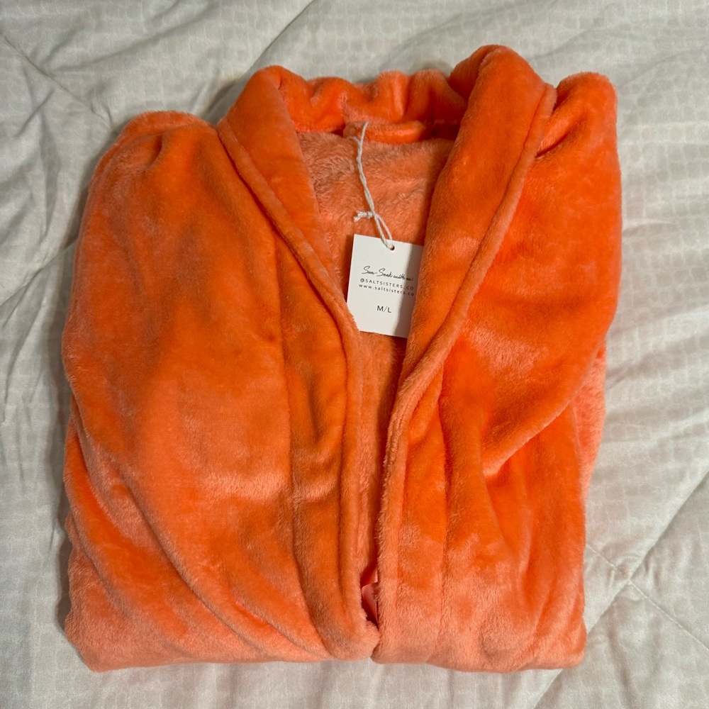 Brand new with tags this Sunrise Seashell Robe. One size. Gorgeous Coral color.
